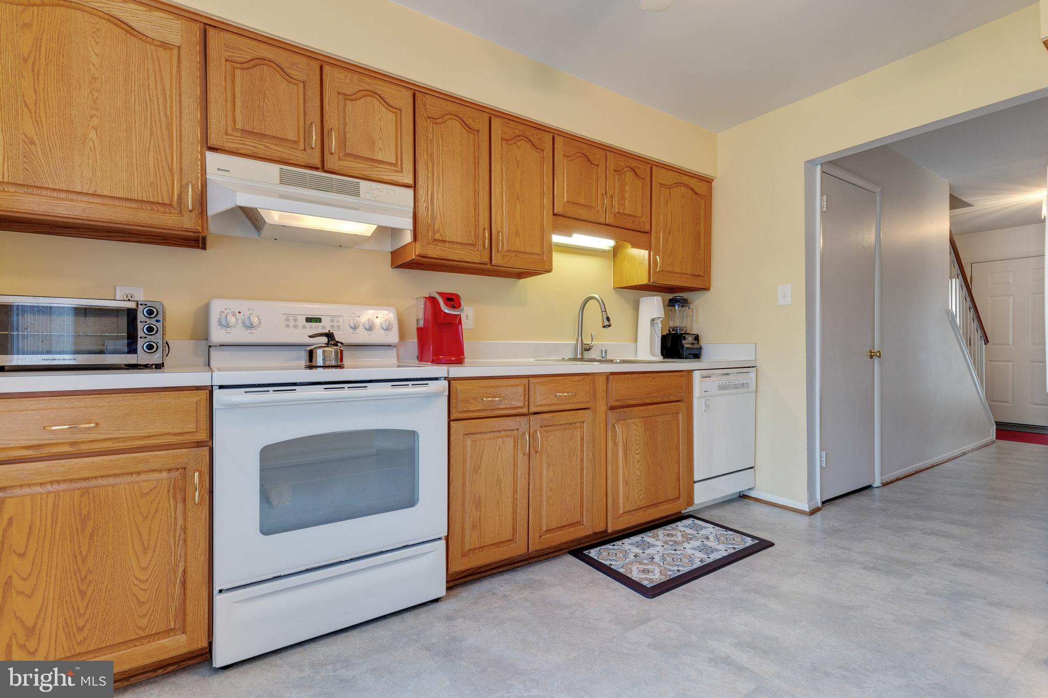 8980 Centerway Road Gaithersburg, MD 20879 - Photo 10 of 32 Kitchen