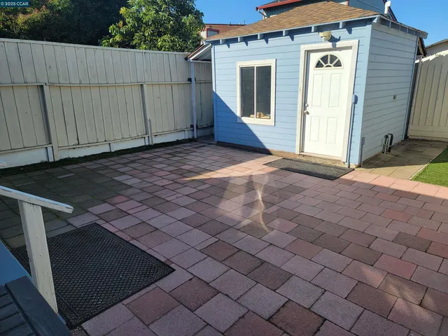 a view of a backyard