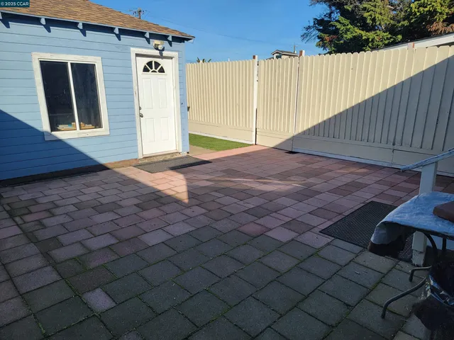 a view of a backyard