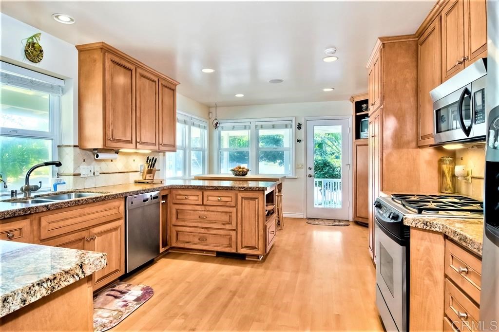 1685 Ridgeway Street Oceanside, CA 92054 - Photo 8 of 25 Gallery Image 8