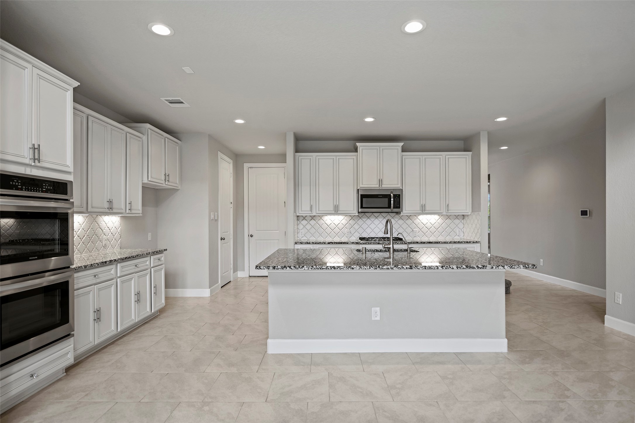 5839 Metaphor Way Rosenberg, TX 77469 - Photo 15 of 50 Chef inspired gourmet kitchen. Perfect for entertaining for large crowd.