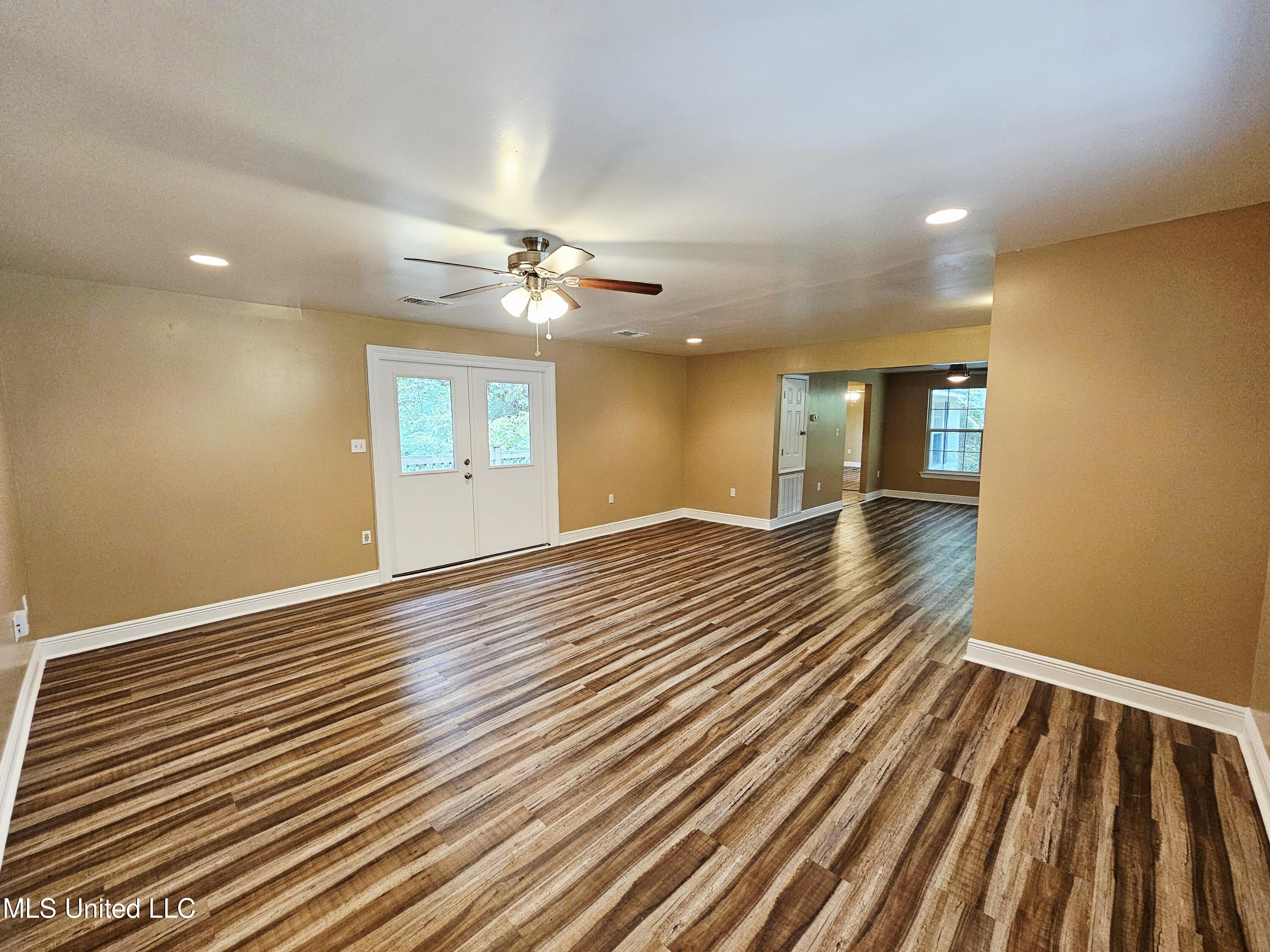 136 Baucum Road Carriere, MS 39426 - Photo 5 of 32 Living room