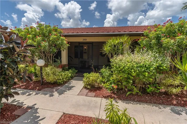 $280,000 | 2069 Pine Isle Lane, Unit 2069, Naples, FL 34112