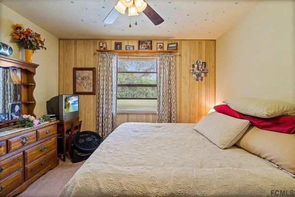 a view of a back yard