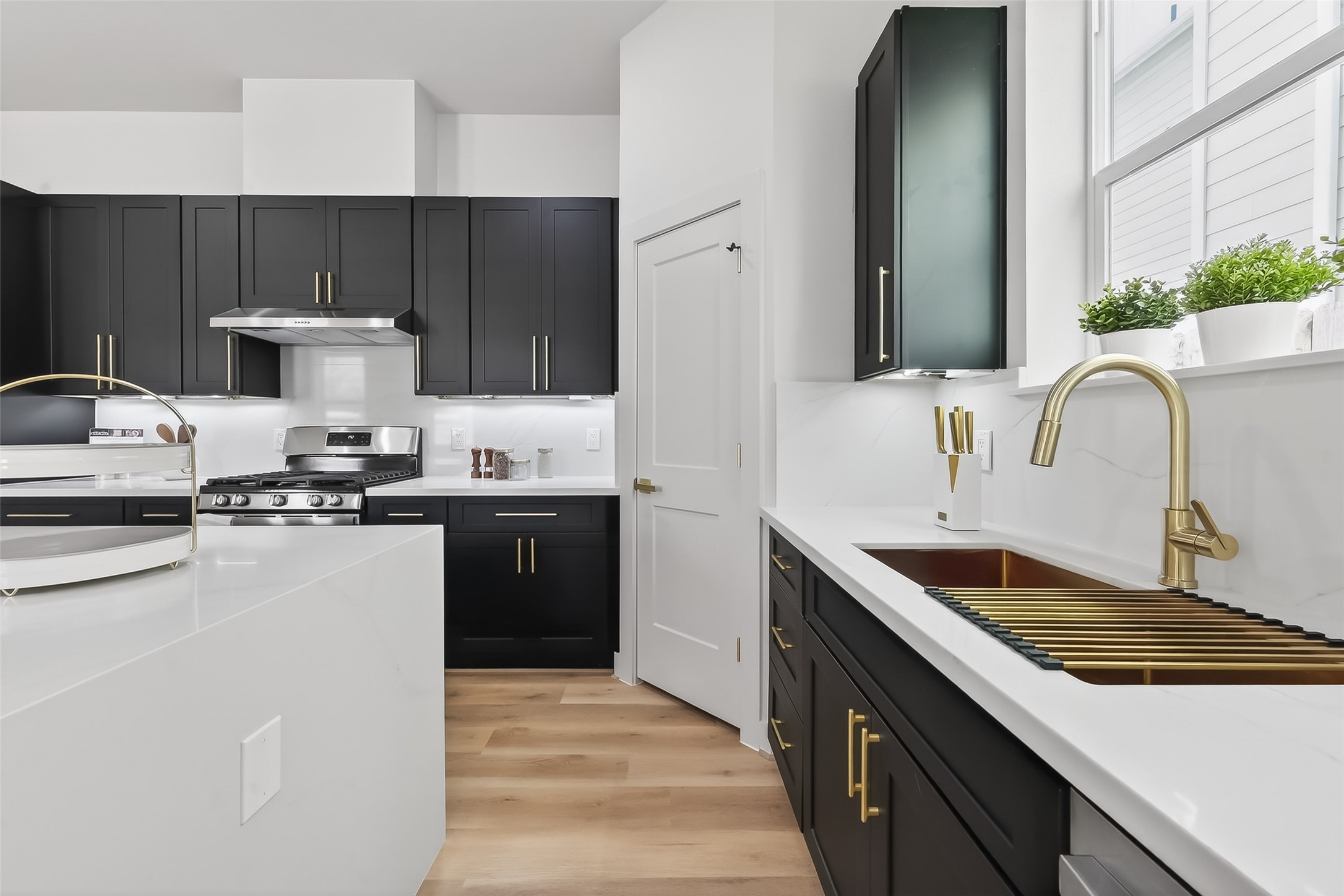 975 Highland Light Lane Houston, TX 77091 - Photo 12 of 41 a kitchen with a stove and a sink