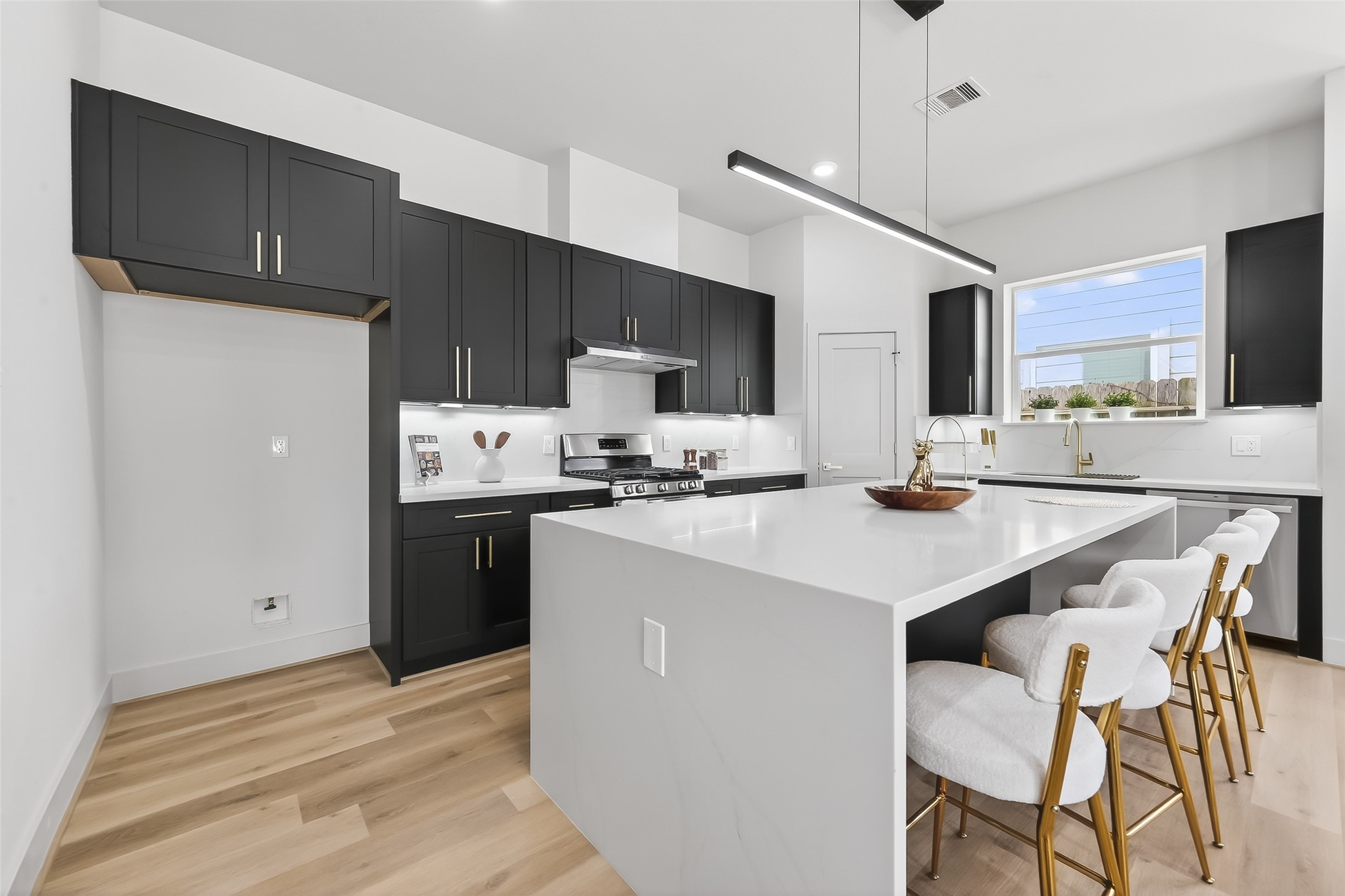 975 Highland Light Lane Houston, TX 77091 - Photo 21 of 41 a kitchen with kitchen island a stove a table and chairs in it