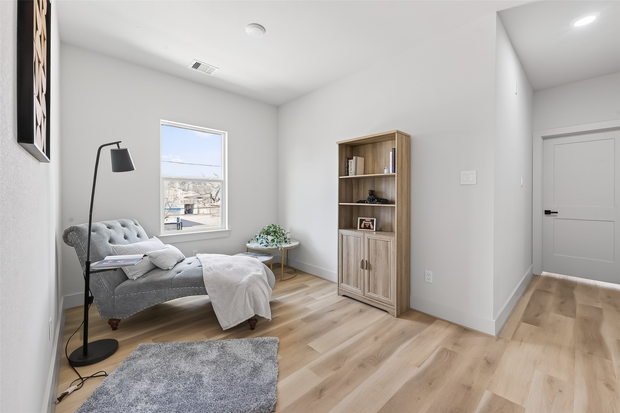975 Highland Light Lane Houston, TX 77091 - Photo 31 of 41 a living room with furniture rug and a window