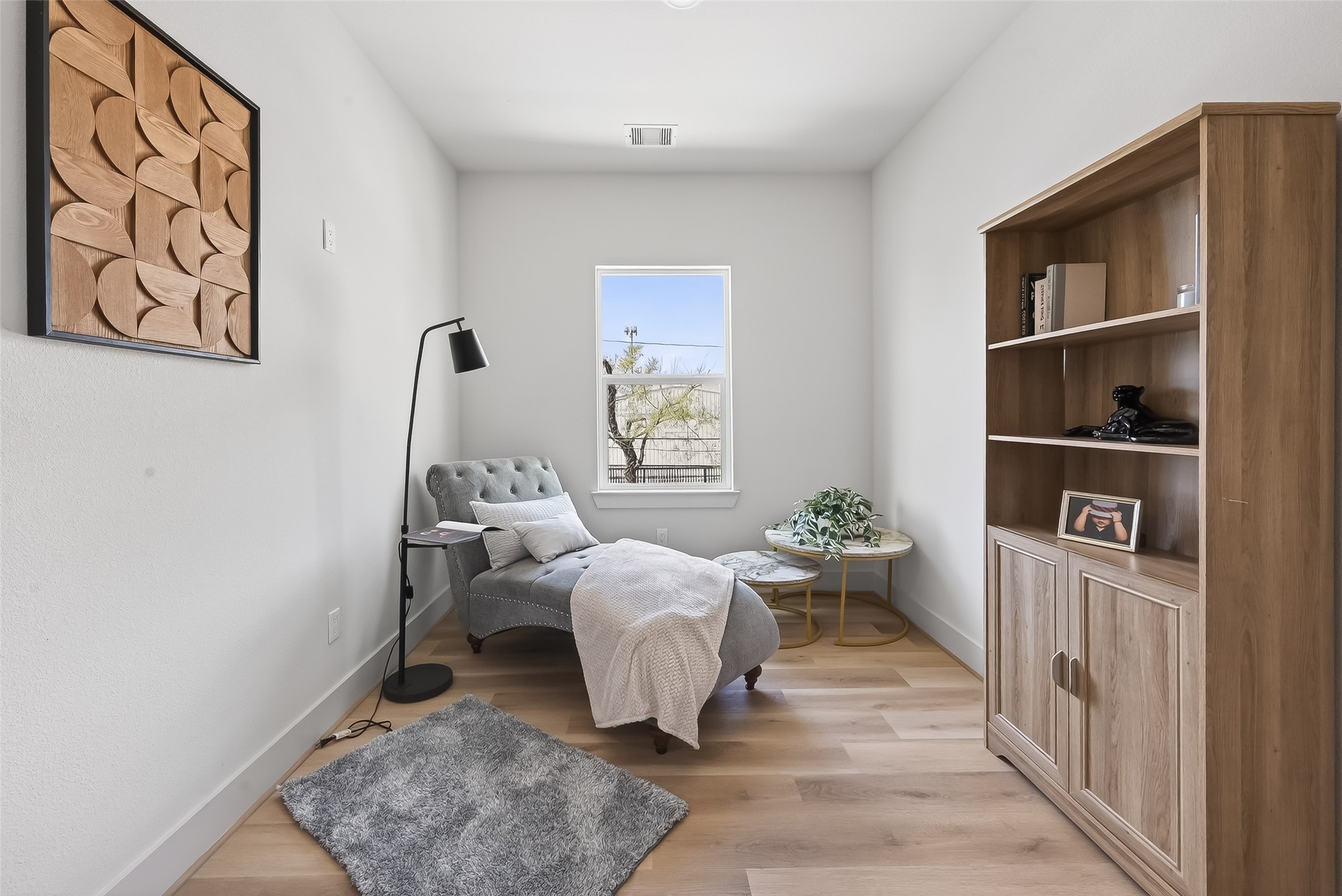 975 Highland Light Lane Houston, TX 77091 - Photo 32 of 41 a room with lamp closet and window