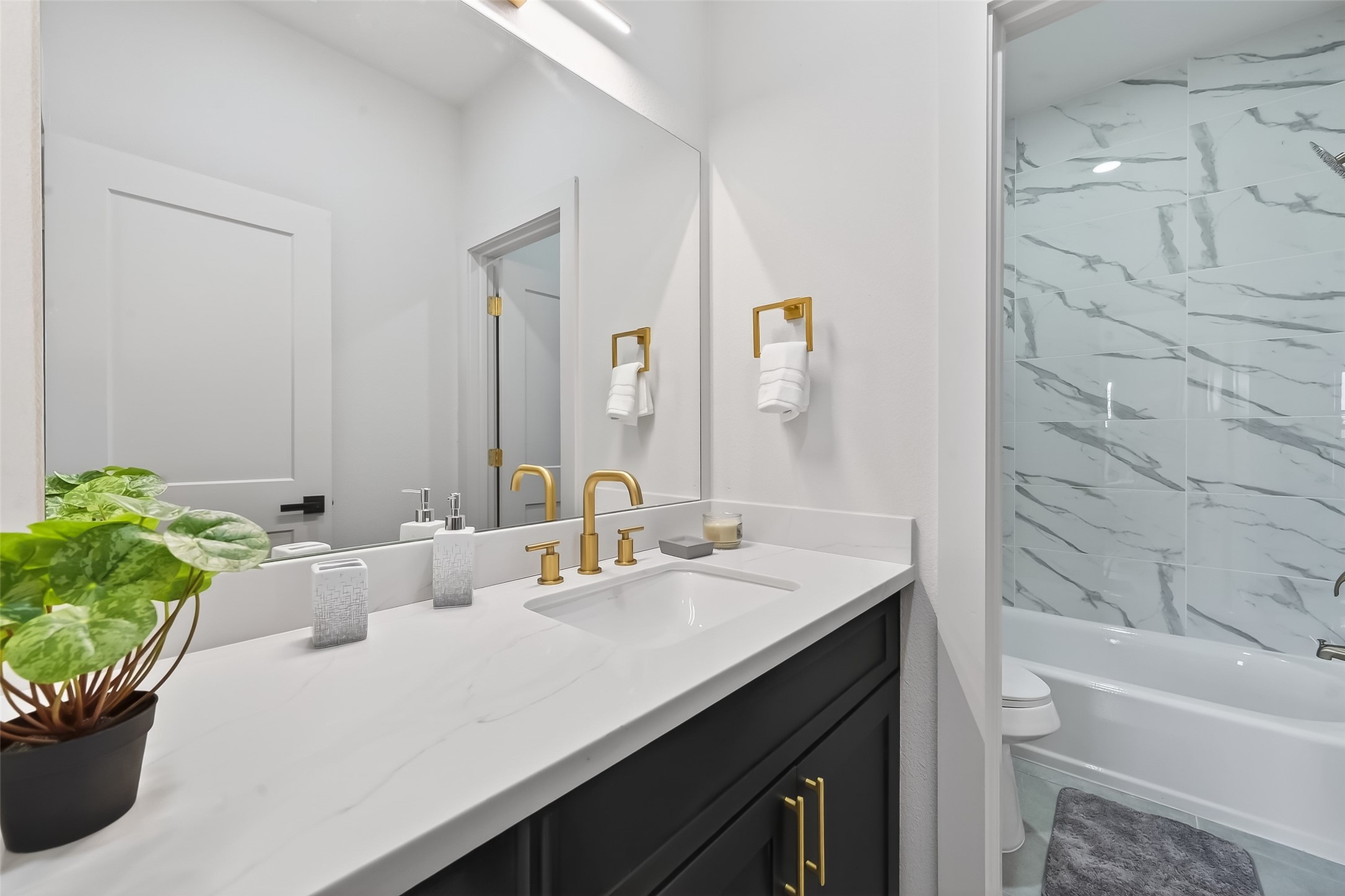 975 Highland Light Lane Houston, TX 77091 - Photo 37 of 41 a bathroom with a sink and a mirror