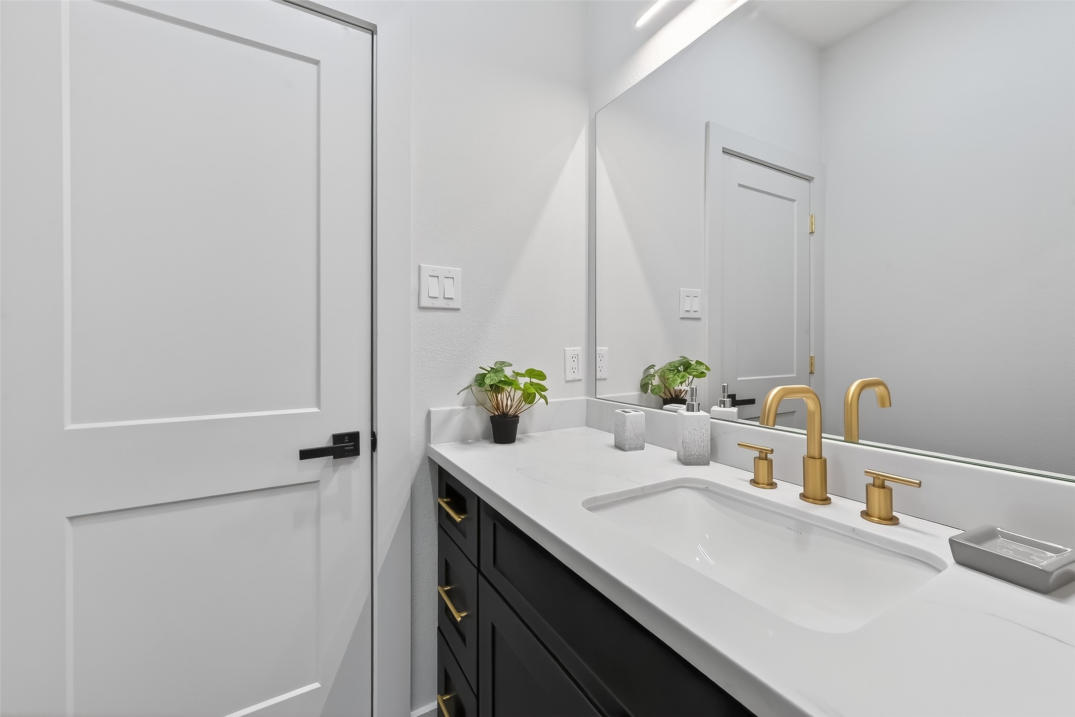 975 Highland Light Lane Houston, TX 77091 - Photo 38 of 41 a bathroom with a sink and a mirror