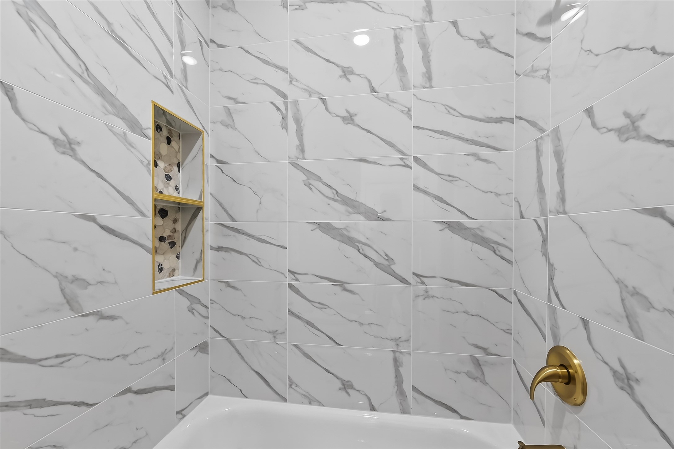 975 Highland Light Lane Houston, TX 77091 - Photo 39 of 41 a bathroom with a bathtub