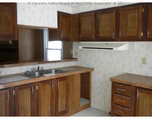 181 Beech Ln Road Buffalo, WV 25033 - Photo 4 of 8 Kitchen.