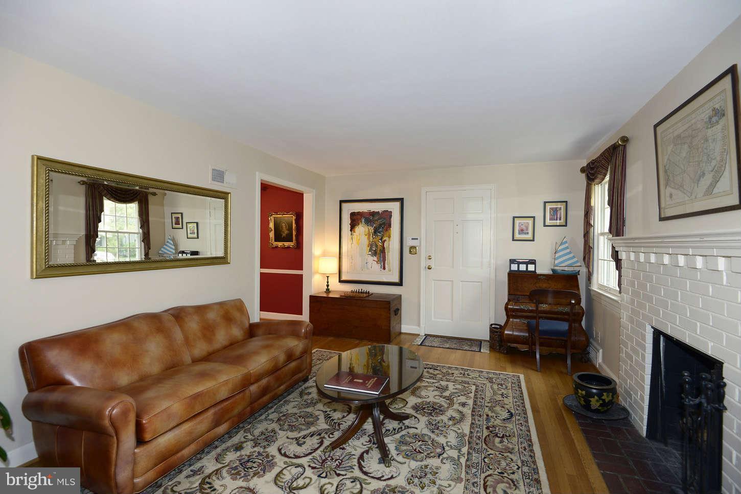 5606 Harwick Road Bethesda, MD 20816 - Photo 4 of 30 Living Room