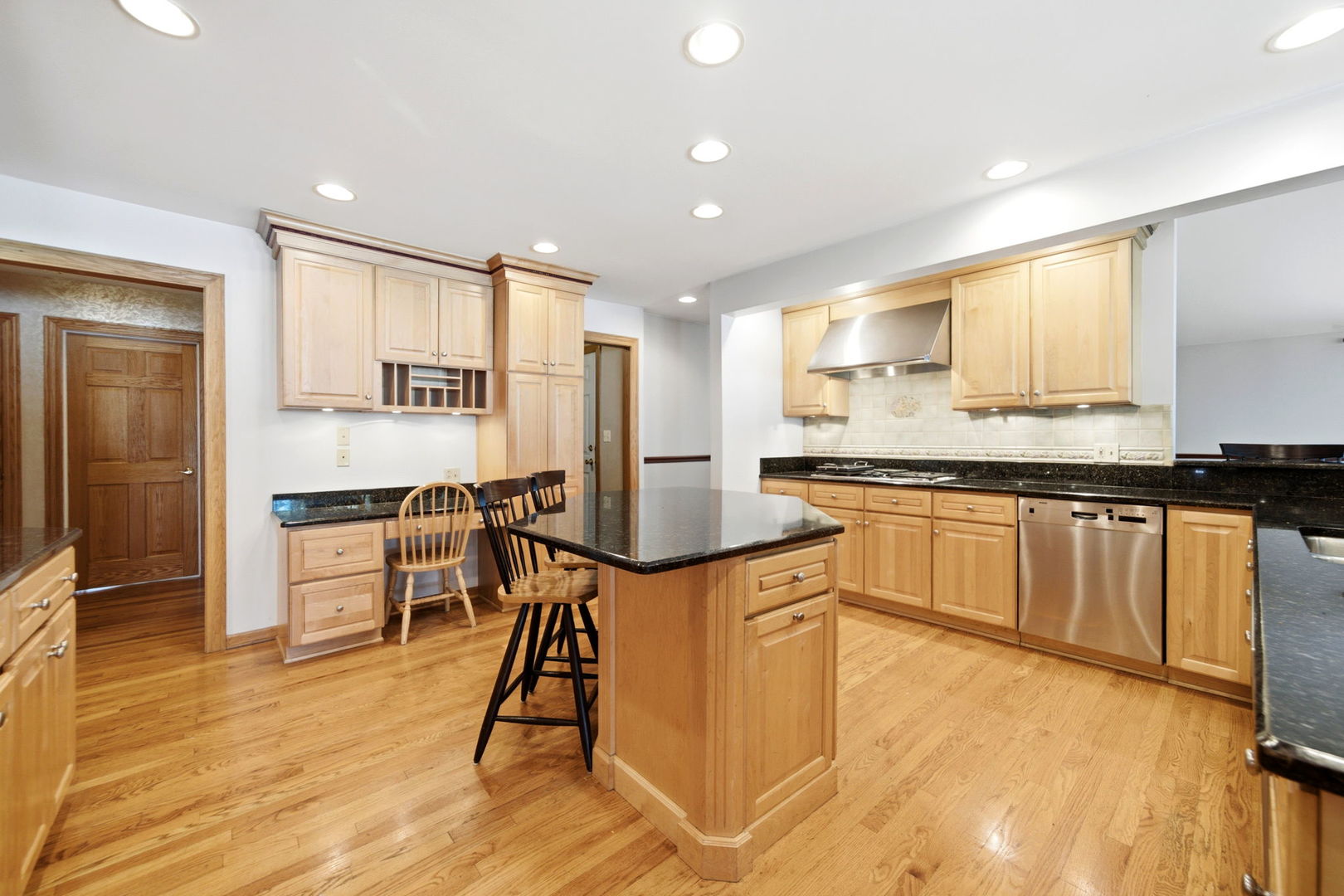 1654 Wadsworth Road Wheaton, IL 60189 - Photo 10 of 43 Gallery Image 10