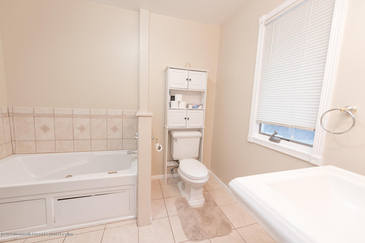 138 Frank Applegate Road Jackson, NJ 08527 - Photo 36 of 47 a bathroom with a bathtub toilet and sink