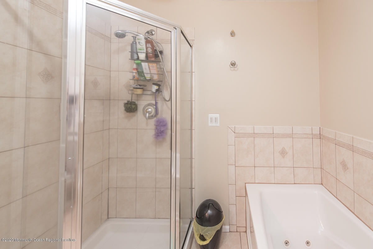 138 Frank Applegate Road Jackson, NJ 08527 - Photo 40 of 47 a bathroom with a shower and tub