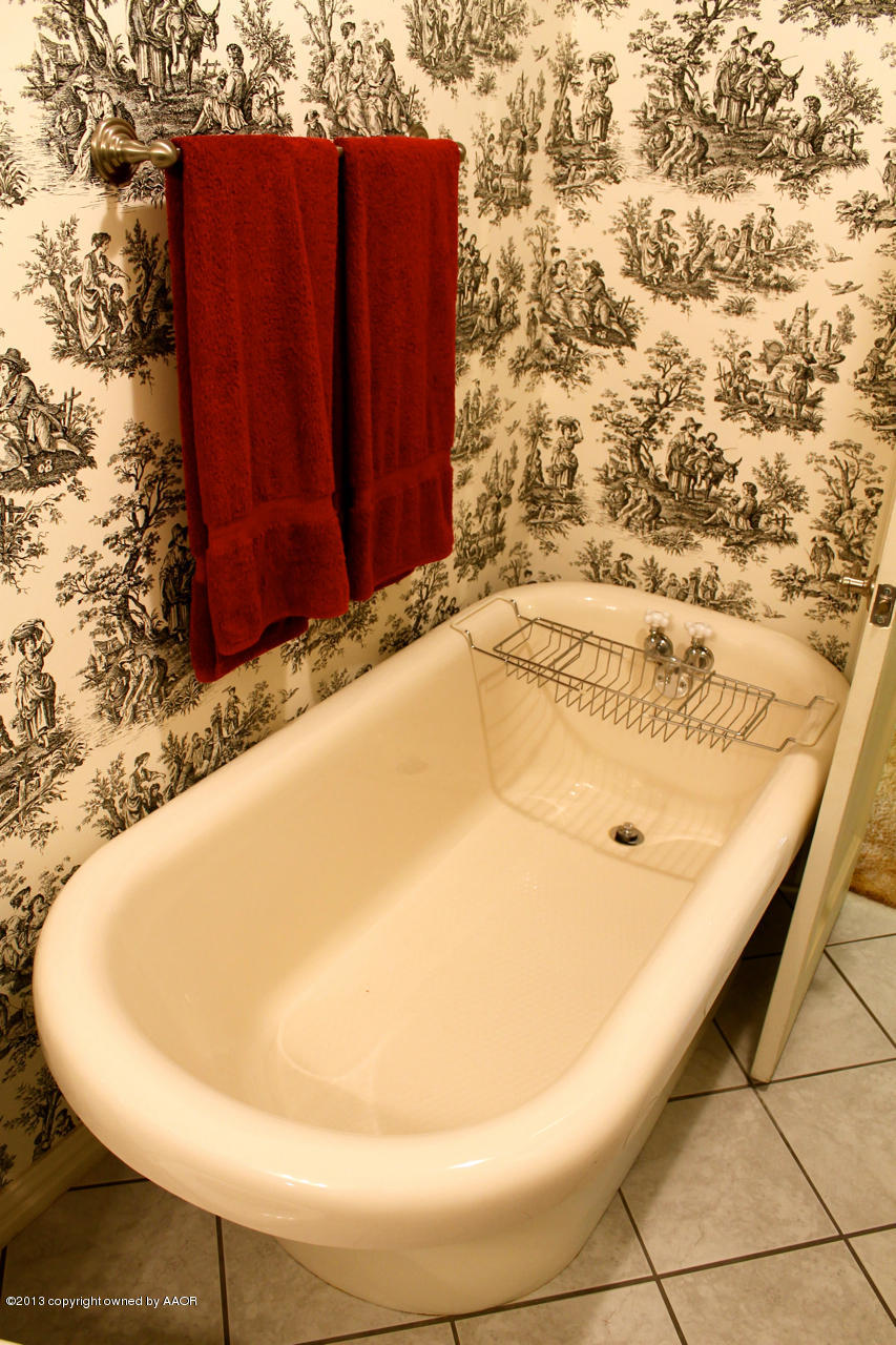 4101 Cline Road Amarillo, TX 79110 - Photo 11 of 27 a bathroom with a bathtub and shower