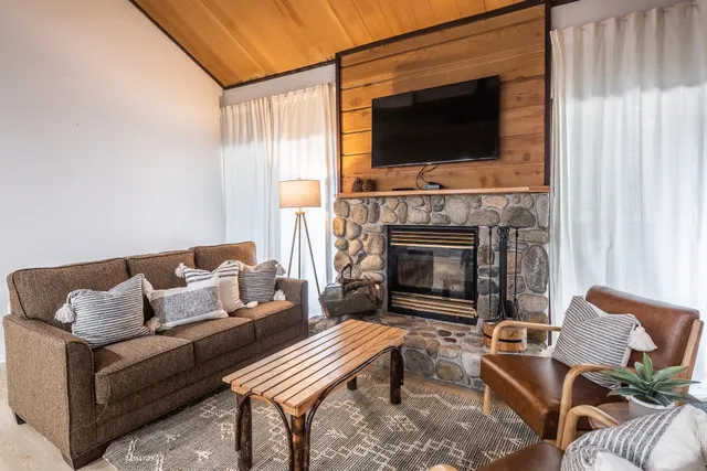 $699,000 | 2289 Sierra Nevada Road, Unit J8, Mammoth Lakes, CA 93546