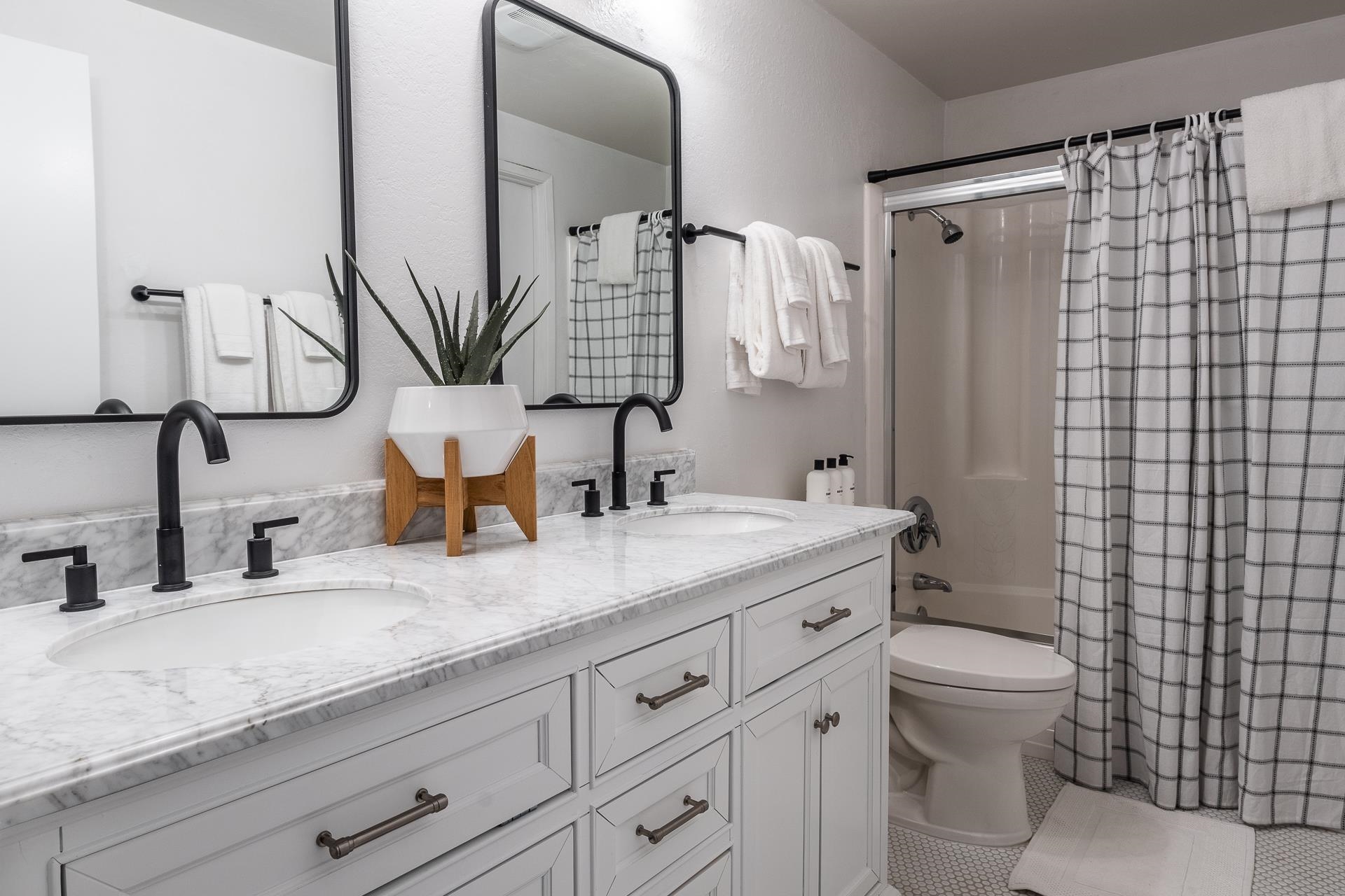 2289 Sierra Nevada Road, Unit J8 Mammoth Lakes, CA 93546 - Photo 25 of 30 Full bath with shower / tub combo, double vanity, and light tile patterned flooring