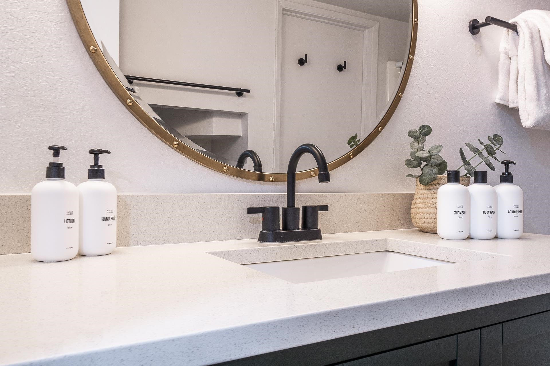 2289 Sierra Nevada Road, Unit J8 Mammoth Lakes, CA 93546 - Photo 7 of 30 Bathroom view of vanity and a textured wall