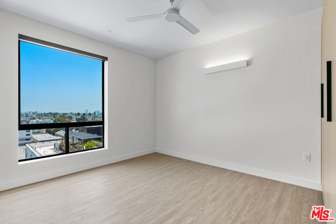 3688 Overland Avenue, Unit PH21 Los Angeles, CA 90034 - Photo 11 of 14 an empty room with window
