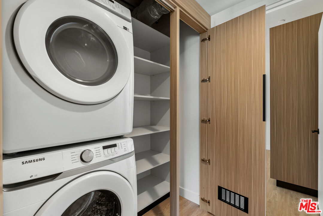 3688 Overland Avenue, Unit PH21 Los Angeles, CA 90034 - Photo 12 of 14 a utility room with dryer and washer