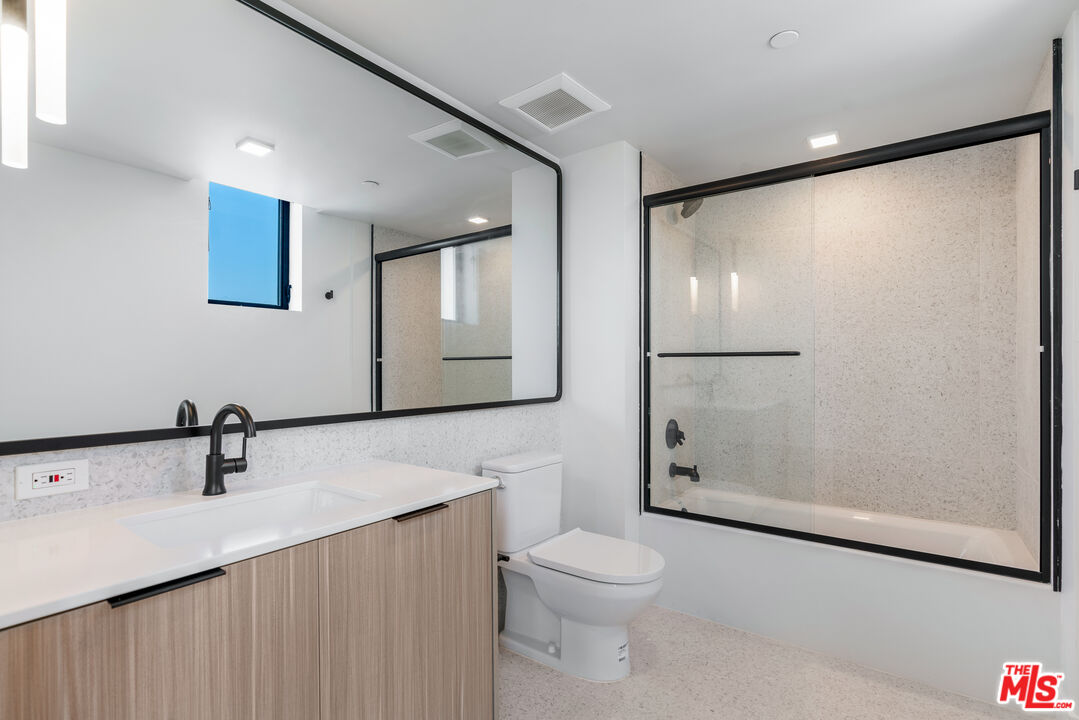 3688 Overland Avenue, Unit PH21 Los Angeles, CA 90034 - Photo 13 of 14 a bathroom with a sink and a mirror