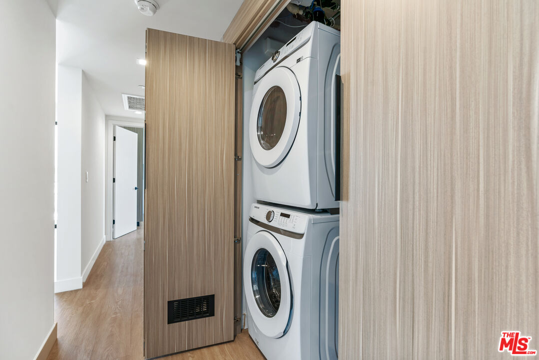 3688 Overland Avenue, Unit PH21 Los Angeles, CA 90034 - Photo 7 of 14 a utility room with dryer and washer