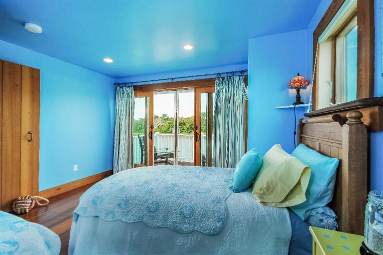 26 Short Beach Road Centerville, MA 02632 - Photo 11 of 34 a bed sitting in a bedroom next to a window