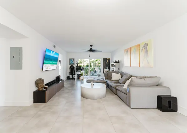 $6,000 | 800 East Camino Real, Unit 309, Boca Raton, FL 33432