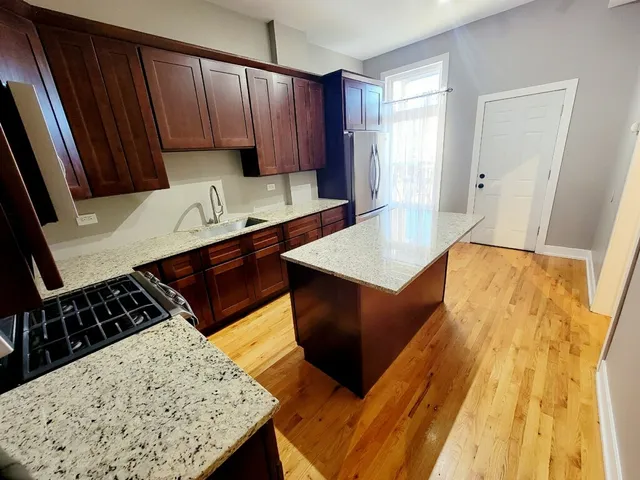 $1,900 | 2809 West Warren Boulevard, Unit 1, Chicago, IL 60612