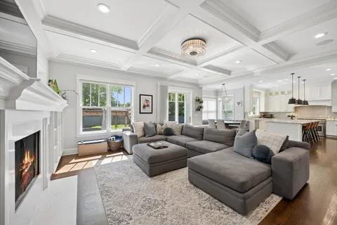 $1,985,000 | 909 Glenwood Lane, Glenview, IL 60025