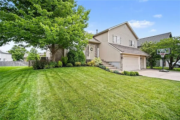 $410,000 | 8905 North Essex Drive, Kansas City, MO 64156