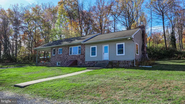 a view of a house with a yard