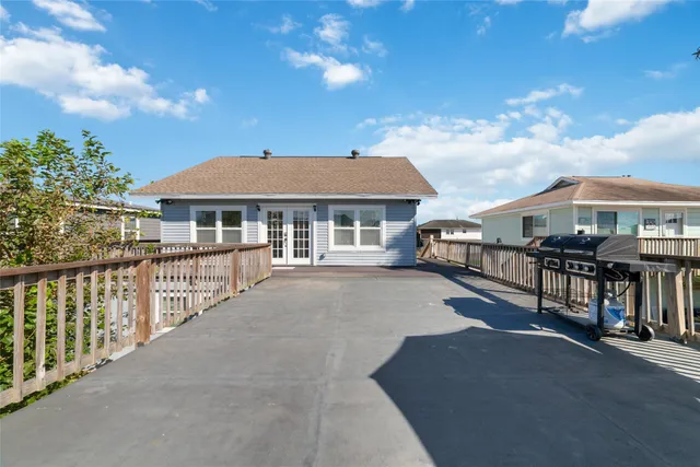 $388,000 | 196 Barracuda Street, Bayou Vista, TX 77563