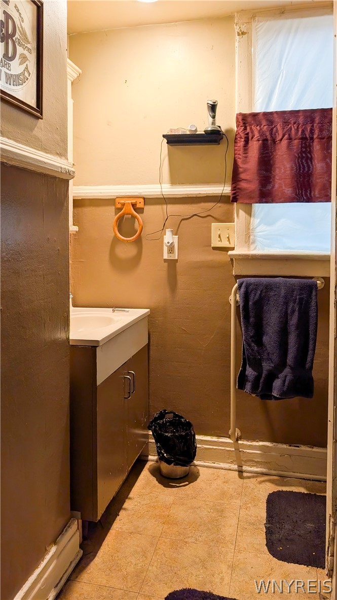 169 Potomac Avenue Buffalo, NY 14213 - Photo 17 of 19 Lower Bath