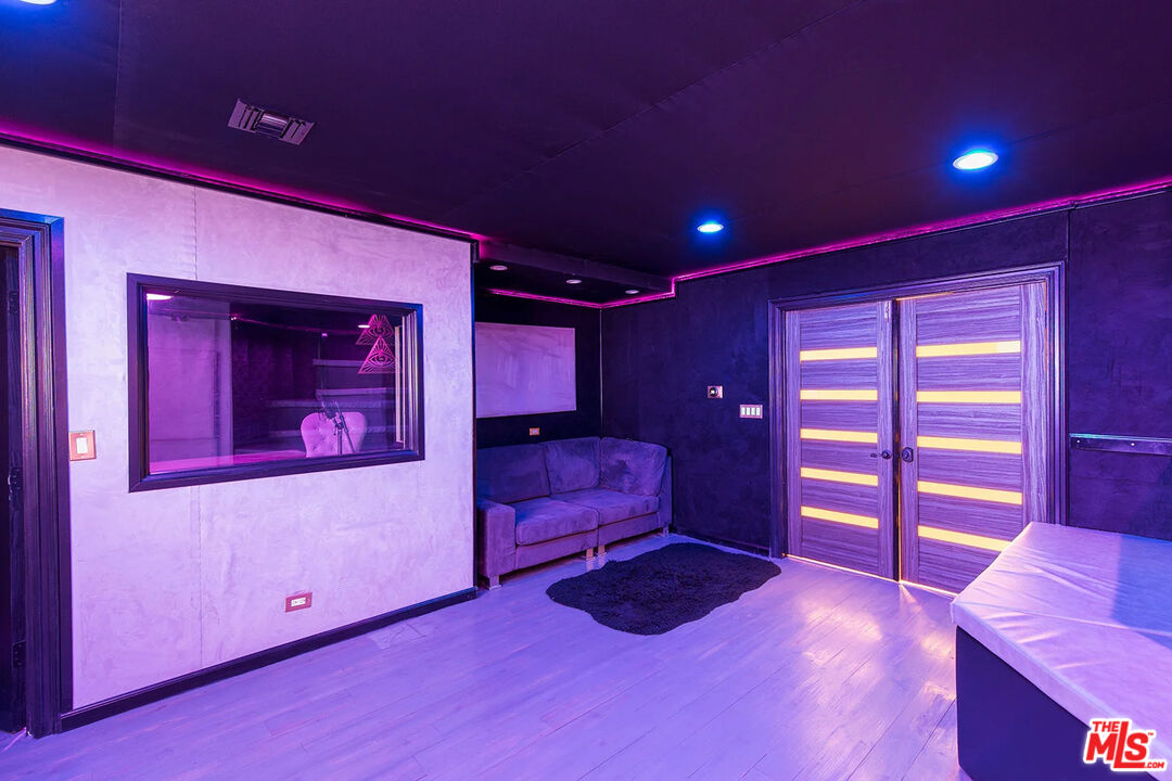 14132 Beresford Road Beverly Hills, CA 90210 - Photo 18 of 21 a spacious bedroom with a bed and a couch