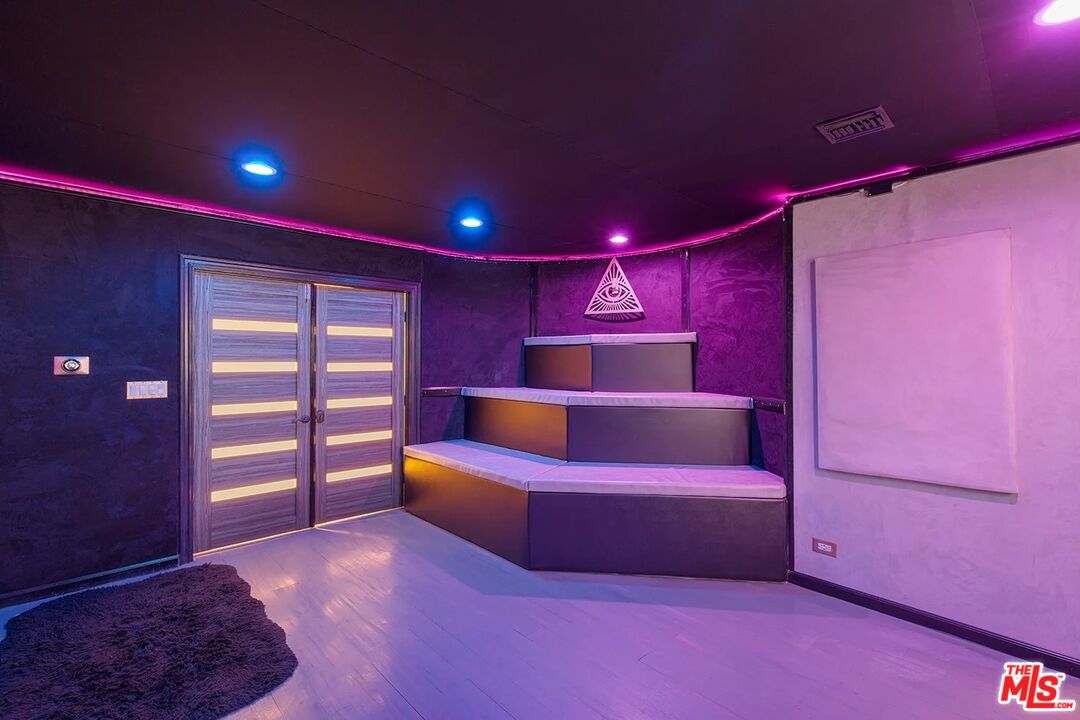 14132 Beresford Road Beverly Hills, CA 90210 - Photo 20 of 21 a spacious bedroom with a bed and a dresser