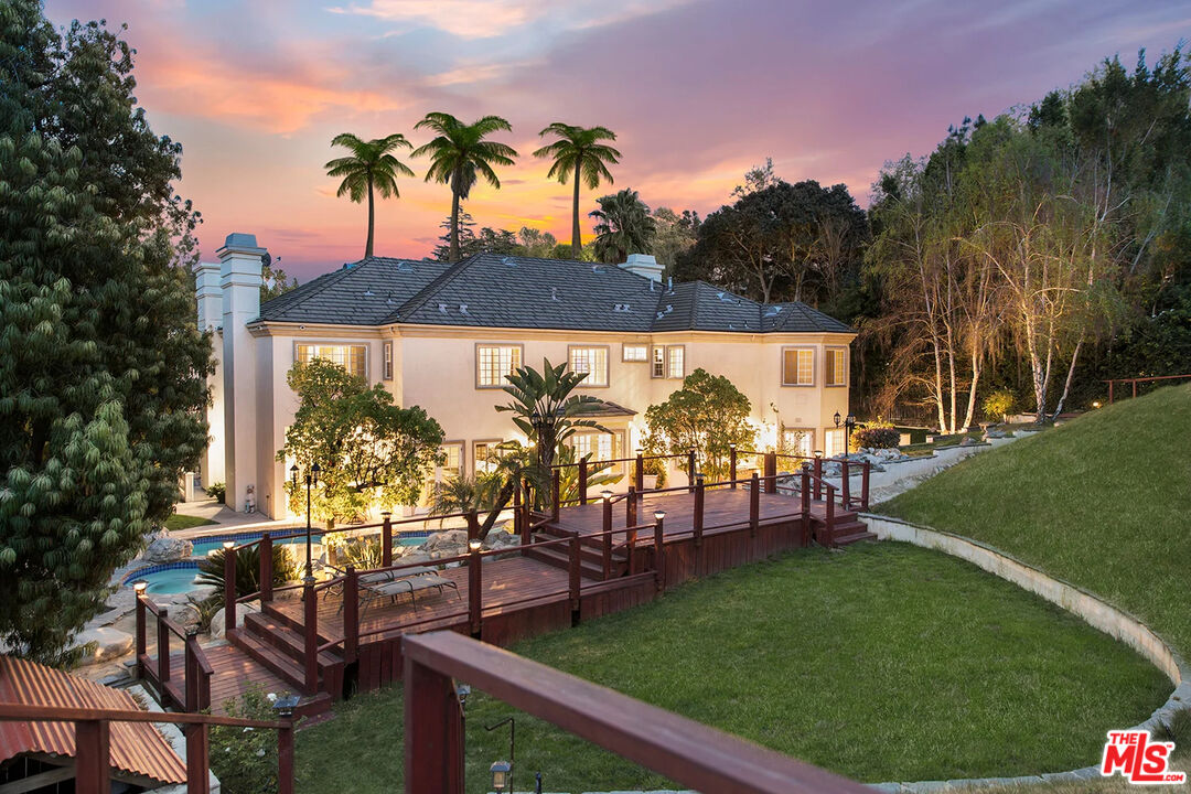 14132 Beresford Road Beverly Hills, CA 90210 - Photo 21 of 21 an outdoor view of the garden