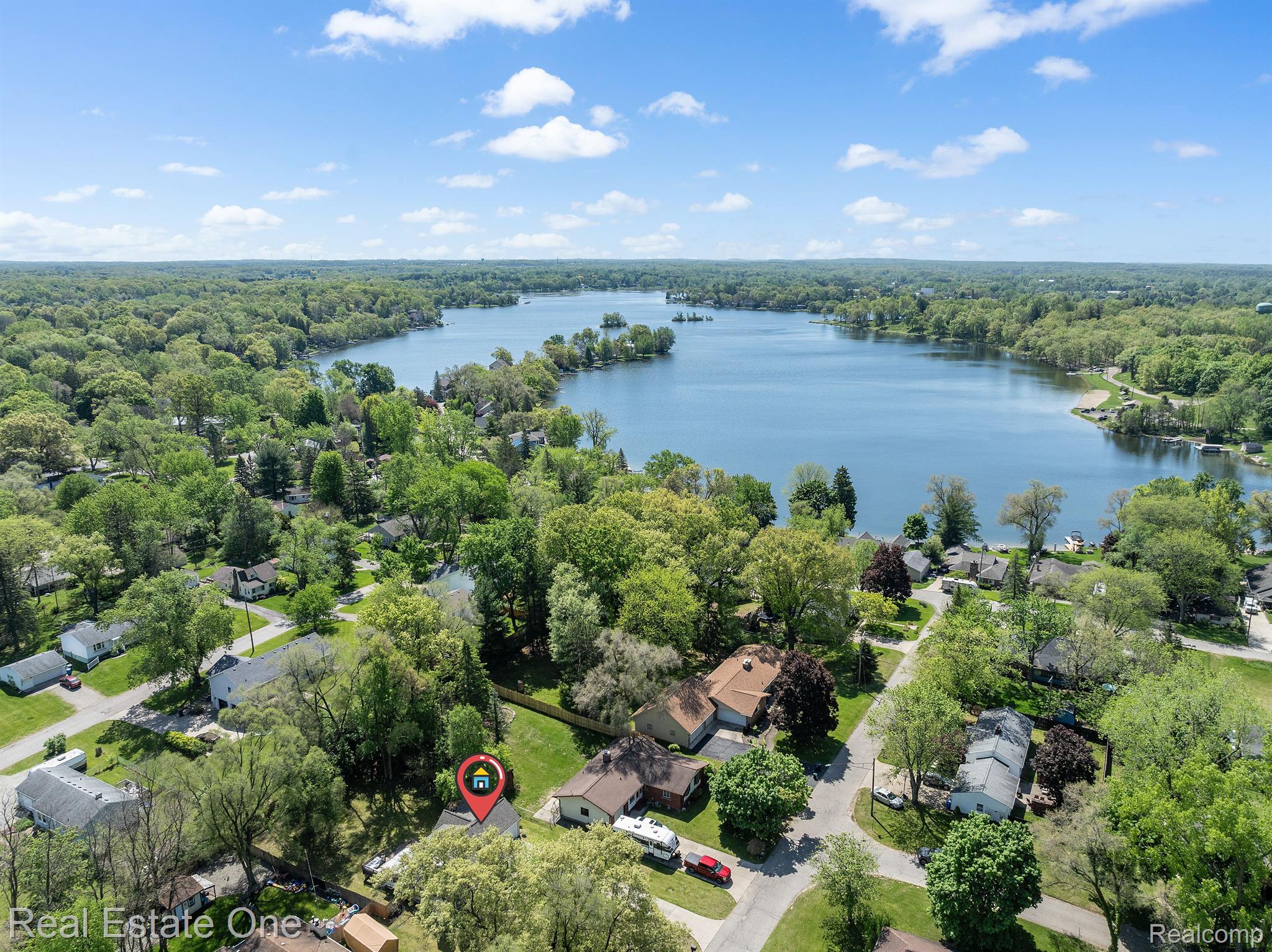 1462 Crest Road Howell, MI 48843 - Photo 3 of 26 Lake Privileges