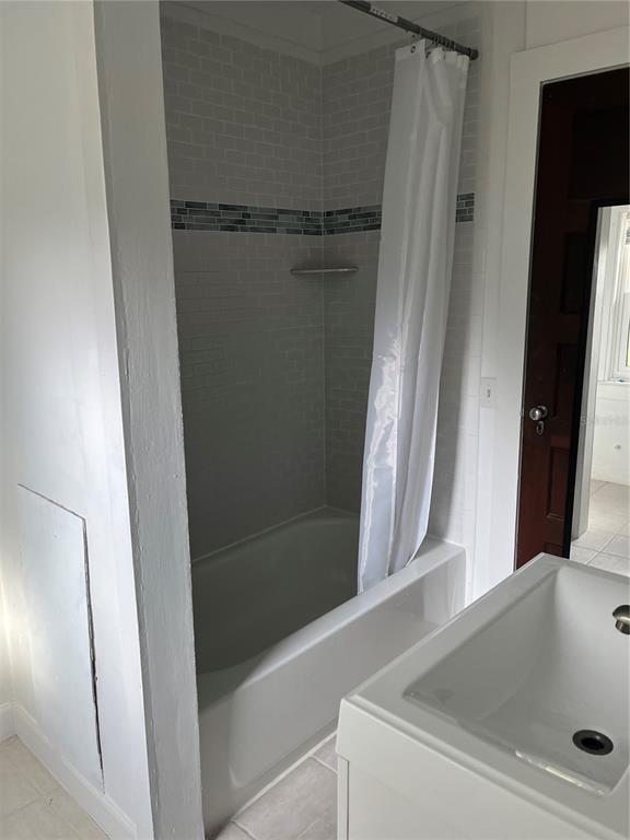 302 West Wall Street Frostproof, FL 33843 - Photo 12 of 37 a bathroom with a bathtub