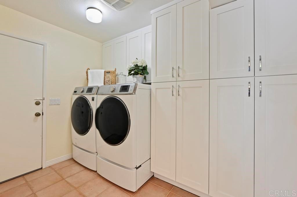 546 Rancho Santa Fe Road Encinitas, CA 92024 - Photo 20 of 48 a utility room with dryer and washer