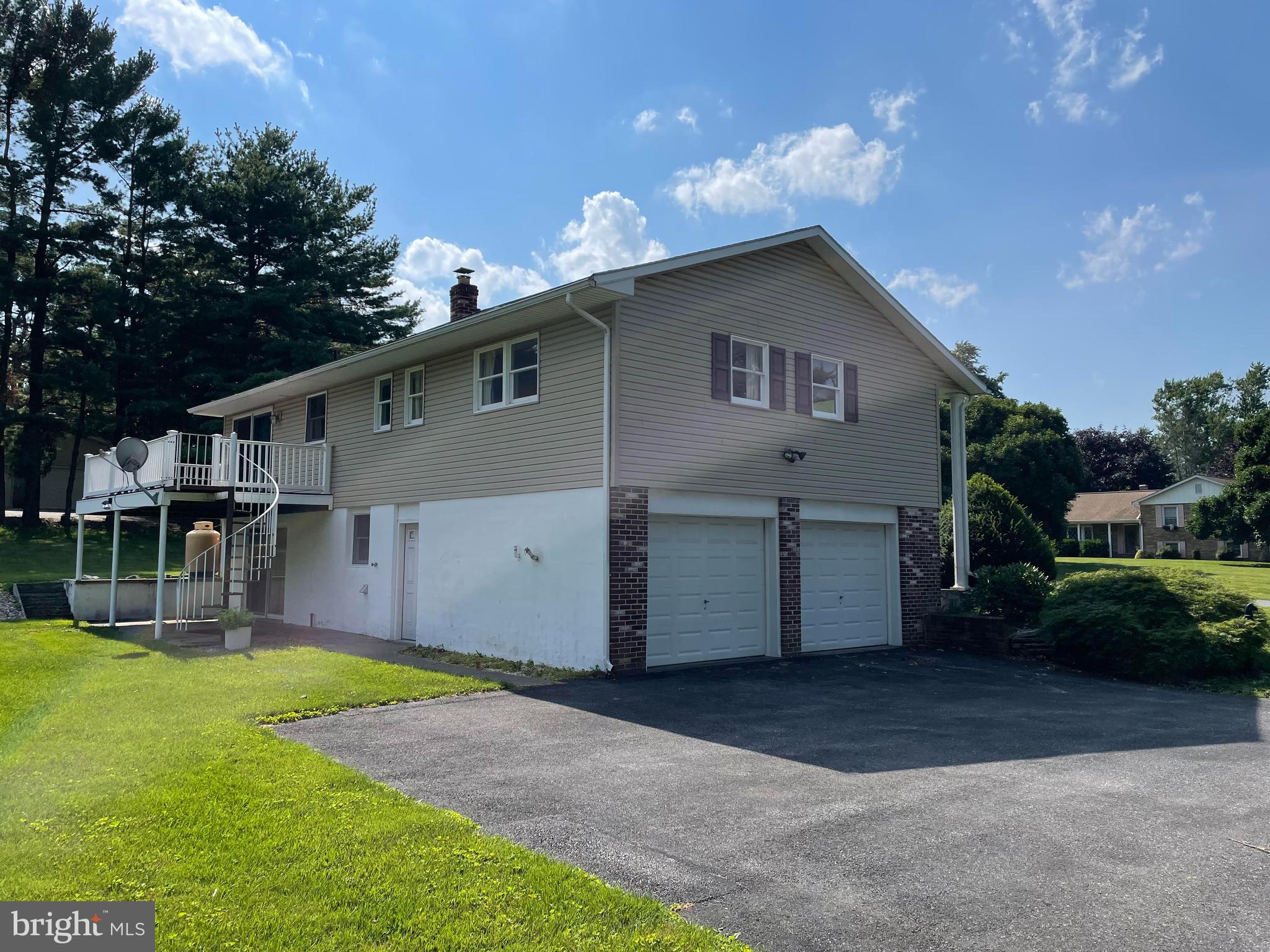 4607 Lynncrest Drive Hampstead, MD 21074 - Photo 4 of 17 Garage Side of Home