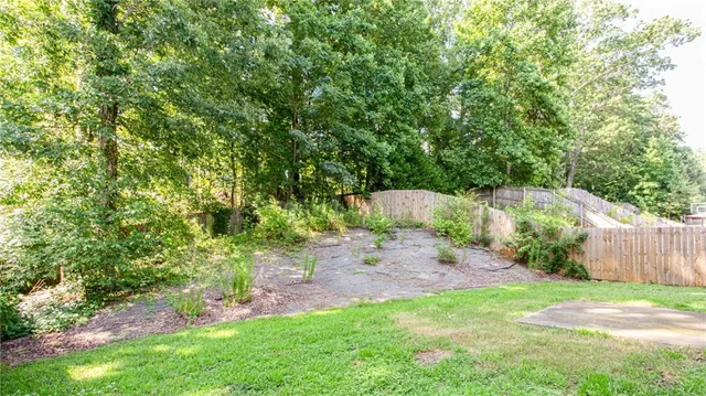 a view of a back yard