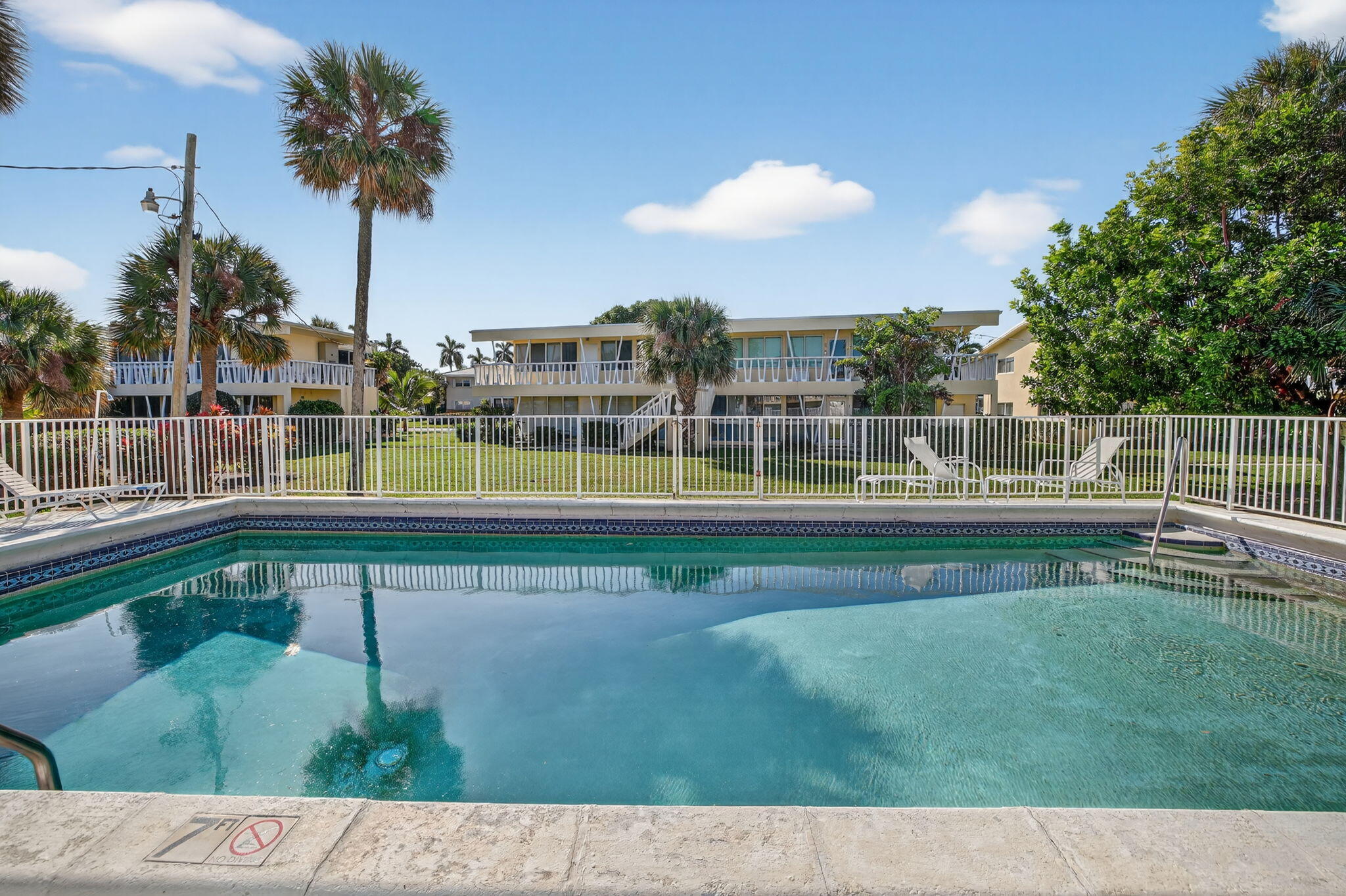 2755 Northeast 28th Avenue, Unit E2 Lighthouse Point, FL 33064 - Photo 33 of 62 46-web-or-mls-699A5712