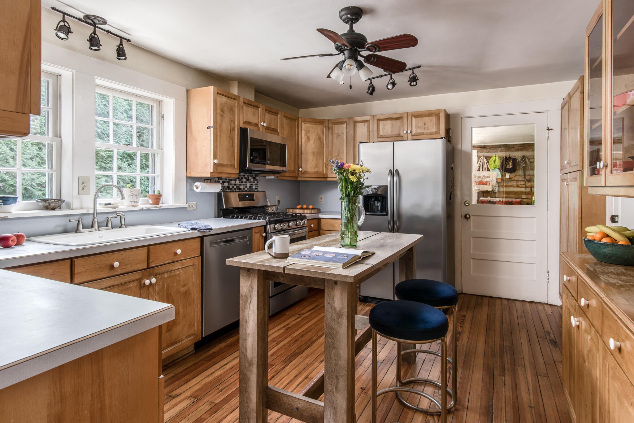 3815 Trimble Road Nashville, TN 37215 - Photo 12 of 31 a kitchen with stainless steel appliances granite countertop a sink dishwasher a stove a refrigerator with a dining table and chairs
