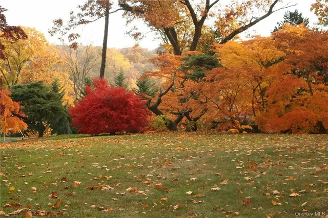 $795,000 | 22 Castle Walk, Scarsdale, NY 10583