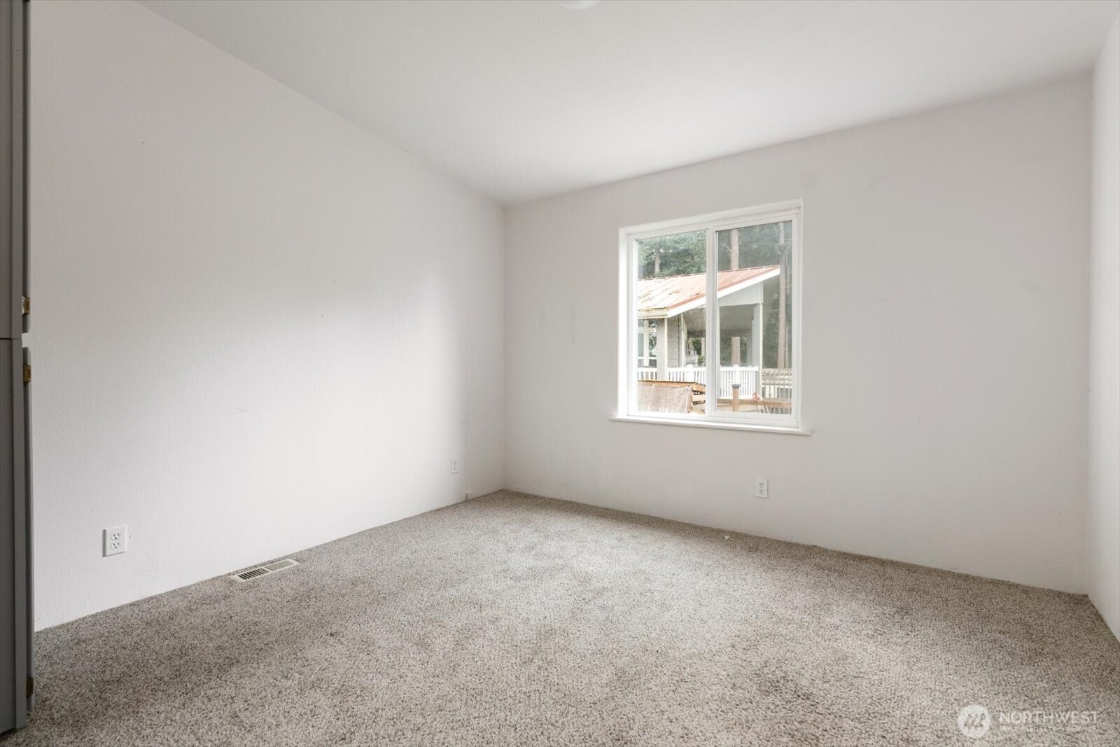 99 East Morris Road Coupeville, WA 98239 - Photo 24 of 32 an empty room with a window