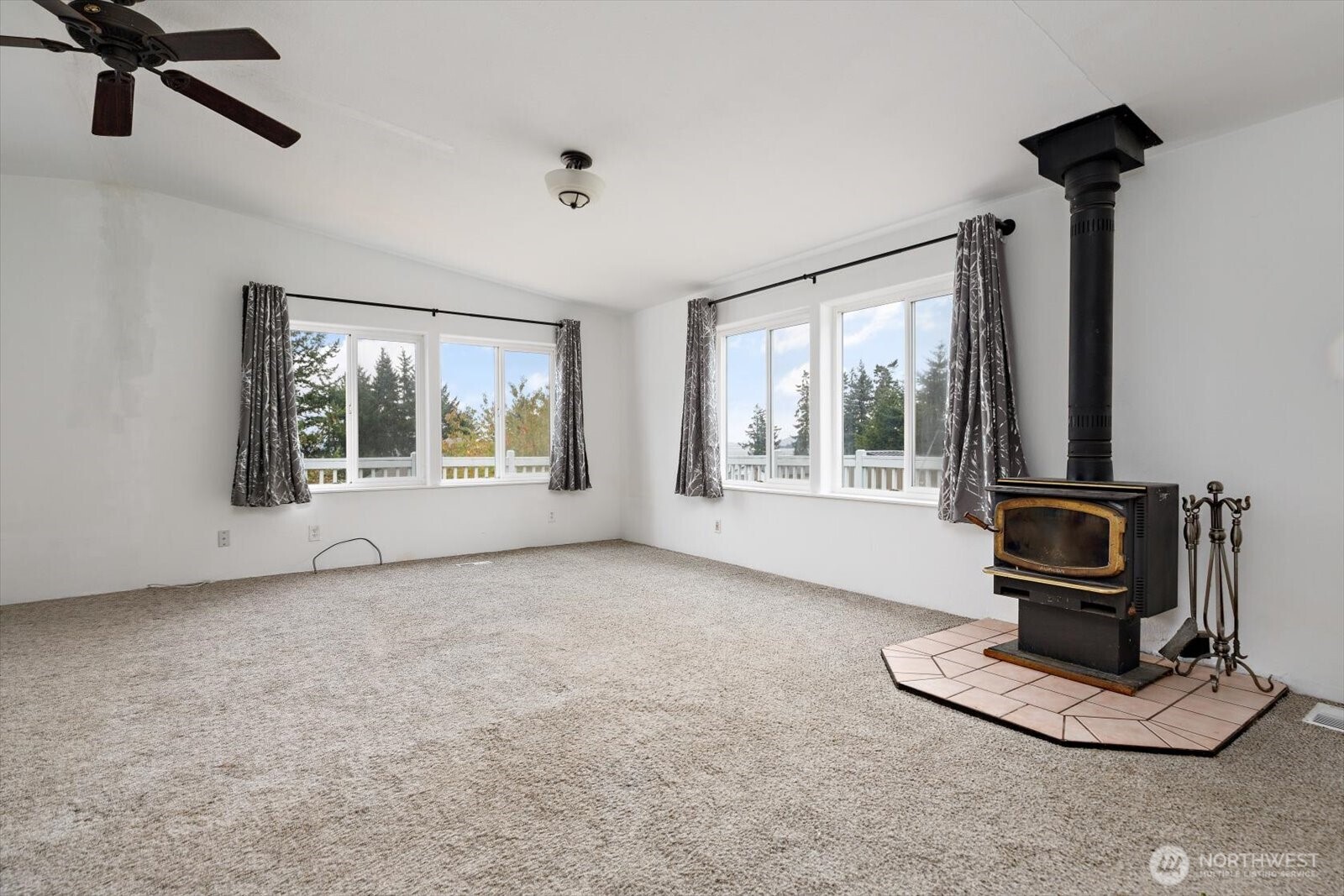99 East Morris Road Coupeville, WA 98239 - Photo 9 of 32 a view of a livingroom with furniture
