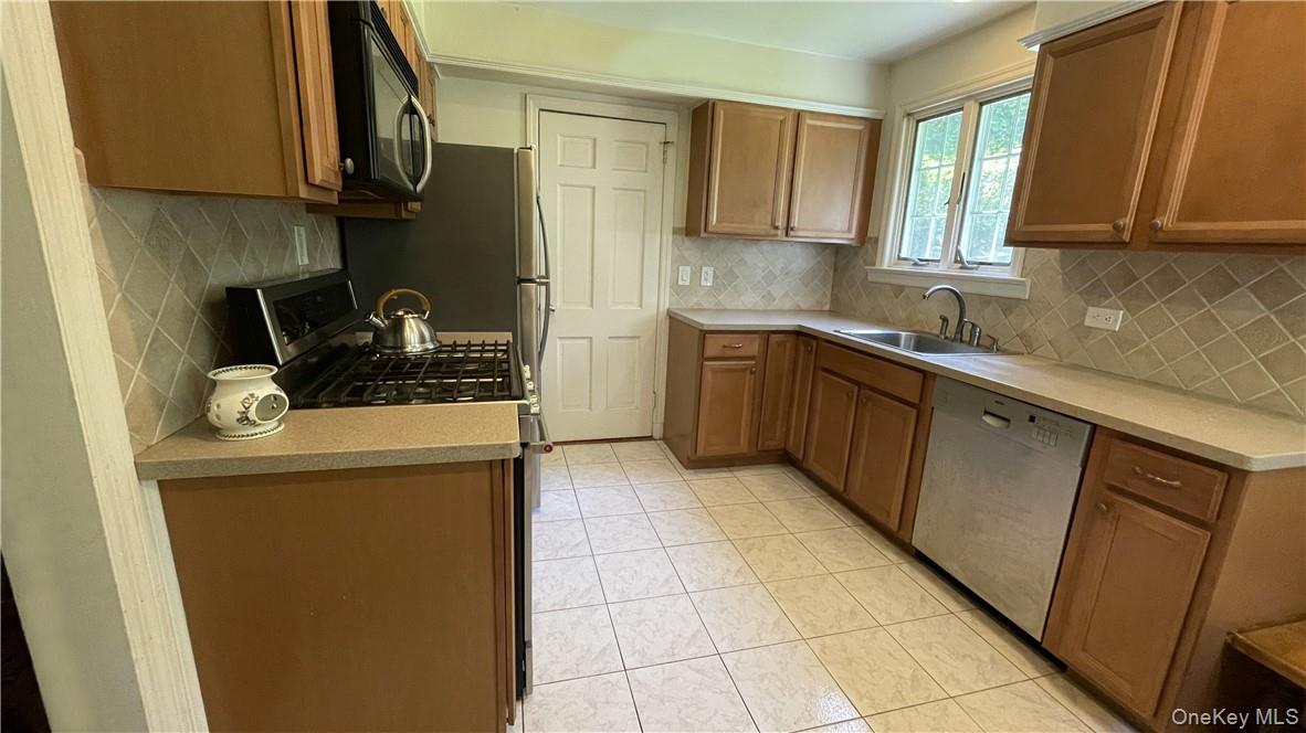 261 Fox Meadow Road Scarsdale, NY 10583 - Photo 4 of 18 View of the kitchen